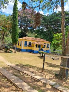 Casa de fazenda com lago