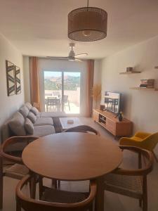 Enorme terraza con vistas al estrecho