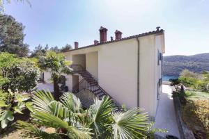 Three-Bedroom Apartment Rabac near Sea