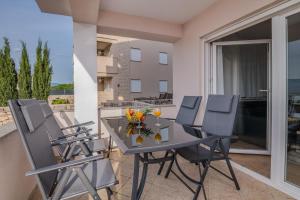 Apartment TRIES 1 with heated pool and sea view