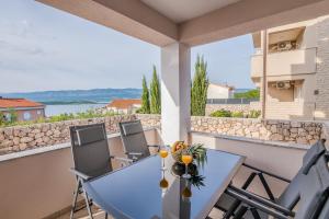 Apartment TRIES 1 with heated pool and sea view 