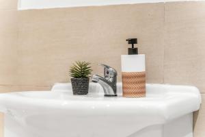 Luxury 2BR City Apt With Parking Sleeps 8