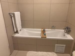 Private room in Midview Gardens 833 joan end