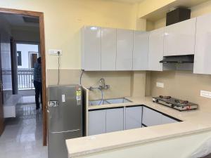 Akshay premium suites1 BHK Serviced Apartments Near Artemis Hospital Sector 52