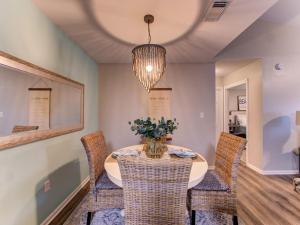 Full Condo w Pool & Gym, Sleeps 4