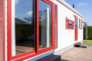 Chalet Paradys met Sauna op Park De Friese Wadden Tzummarum, buitenzwembad aanwezig