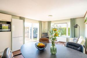 Chalet Paradys met Sauna op Park De Friese Wadden Tzummarum, buitenzwembad aanwezig