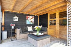 Chalet Paradys met Sauna op Park De Friese Wadden Tzummarum, buitenzwembad aanwezig