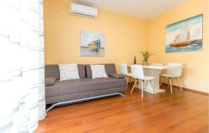 Awesome Home In Sveti Filip I Jakov