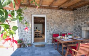 2 Bedroom Nice Home In Veprinac 
