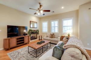 Tasteful Flagstaff Townhome with 2 Furnished Decks - 3hvězdičkové hotely ve městě Flagstaff