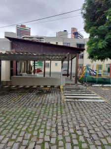 Apartamento em Capim Macio com 03 quatros e cinco camas perto da praia