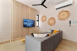 Private pool, gym and panoramic rooftop by LAHOS