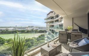 Modern Lakeview Condo with Pool and Gym by LAHOS