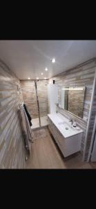 Sejours chez l'habitant Chambre chez nous! Au calme, Montolivet proche metro : photos des chambres