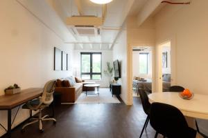 Above The Roots - Classy 1BD Escape