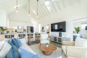 Canalfront Retreat and Pool Club at Mahogany Bay