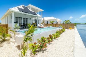 Canalfront Retreat and Mistico Beach Club plus Boat Shuttle
