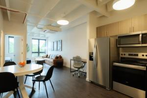 Above The Roots - Stylish 1BD on the Square