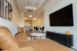 Above The Roots - Stylish 1BD on the Square