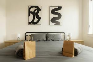 Above The Roots - Stylish 1BD on the Square