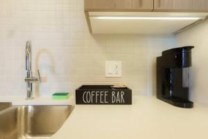 Above The Roots - Stylish 1BD on the Square