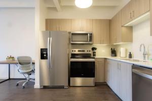 Above The Roots - Stylish 1BD on the Square