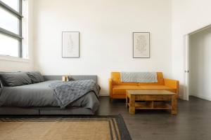 Above The Roots - Elegant and Bright Studio Stay