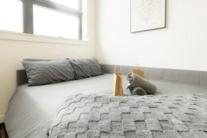 Above The Roots - Elegant and Bright Studio Stay