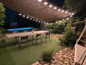 Maisons de vacances Maison calme, piscine et festival a deux pas : photos des chambres