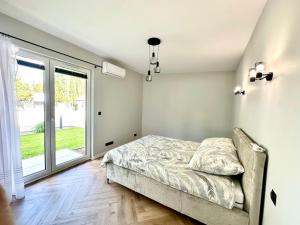 Salon z widokiem na jezioro Kisajno i 2 sypialnie