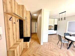 Salon z widokiem na jezioro Kisajno i 2 sypialnie