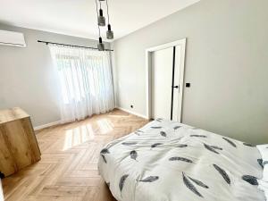 Salon z widokiem na jezioro Kisajno i 2 sypialnie