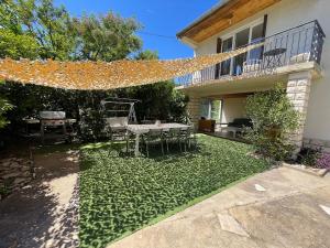 Maison calme, piscine et festival à deux pas