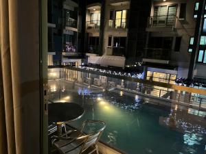 Kyendenz Condotel-Across Naia T3 Pool View with Wifi