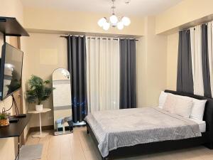 Kyendenz Condotel-Across Naia T3 Pool View with Wifi