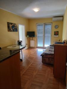 DEJANA NS - Stan na dan - FREE Street Parking