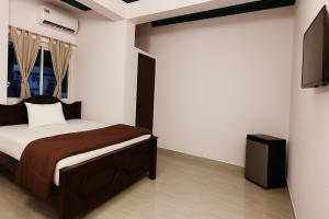 TH0MS0N H0LIDAY H0Me