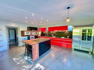 Maisons de vacances Superbe maison avec grand parc, riviere et jacuzzi : photos des chambres