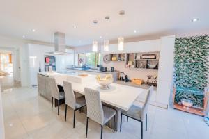 Spacious 7 Bedroom 5 Bathroom Mansion with Parking