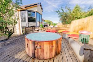 Spacious 7 Bedroom 5 Bathroom Mansion with Parking