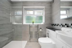 Lovely Greater MCR Family Home by City SuperHost