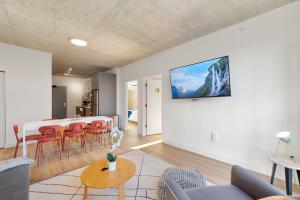 Sophisticated 4BR Suite - Modern and Luxurious