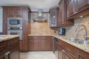 Scenic & Spacious Adorable Ocean Front Condo