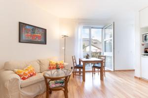 Privates Apartment mit Bad, Küche, Sofa & Balkon - 4hvězdičkové hotely ve městě Frankfurt nad Mohanem