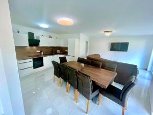4 Bedroom Private House On The Hill