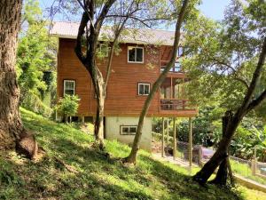 Located In A Quiet Corner Of West End Village Hub Of Roatans Tourism Center,