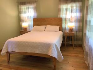 Located In A Quiet Corner Of West End Village Hub Of Roatans Tourism Center,