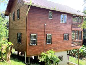 Located In A Quiet Corner Of West End Village Hub Of Roatans Tourism Center,