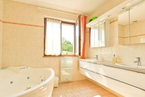 Villas Maison de charme 300m2 Haslach 15 personnes grande salle a manger - Belles vues ! : photos des chambres